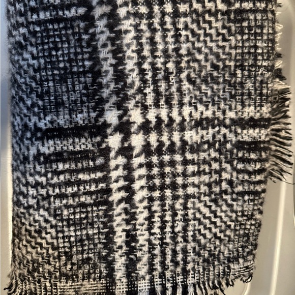 Express black and white blanket scarf NWT - Picture 5 of 5